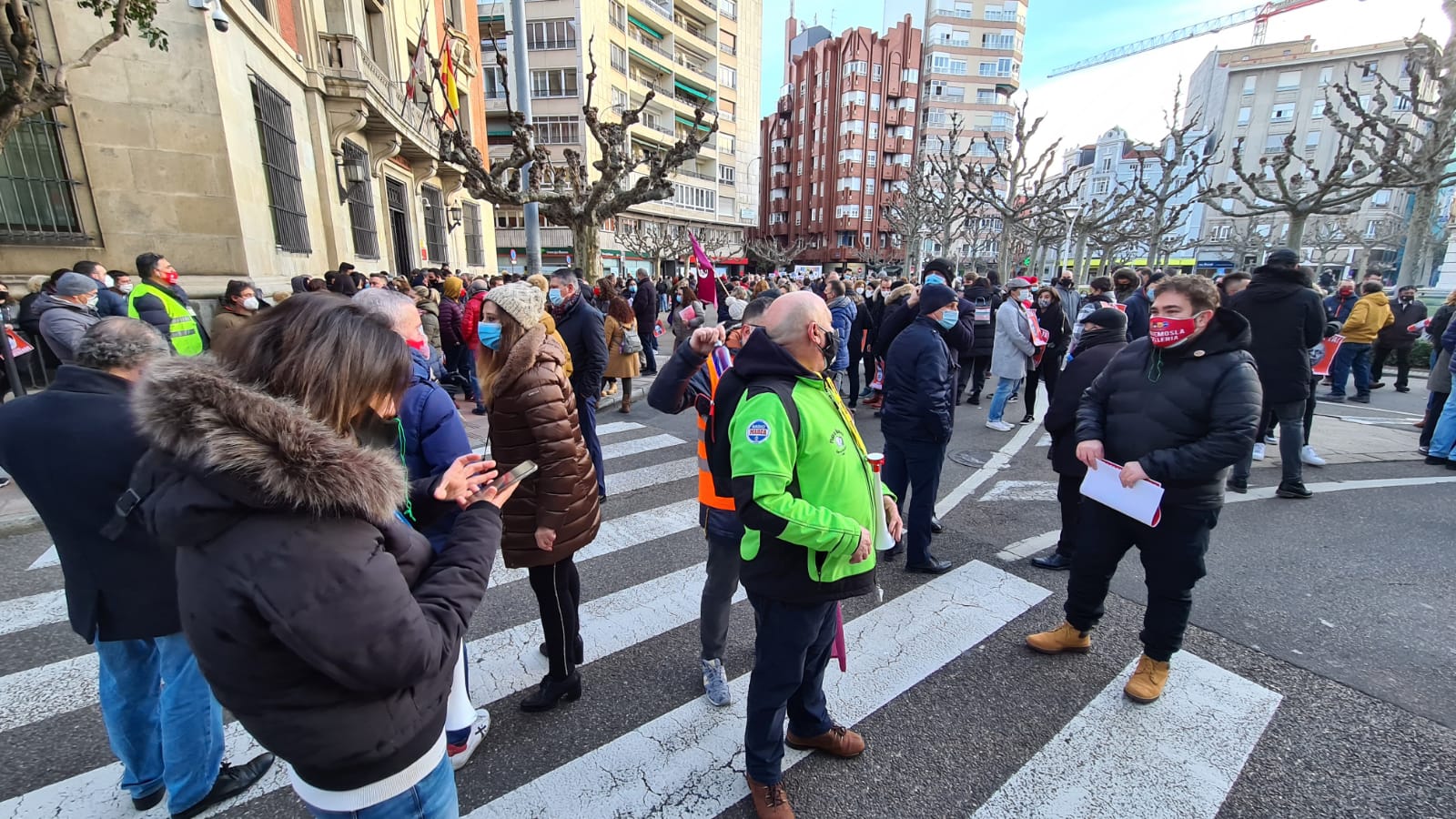 Los hosteleros de León salen a la calle para denunciar «la muerte del sector» y de la propia provincia de León. La hostelería reclama medidas de apoyo urgente para superar una situación crítica. 