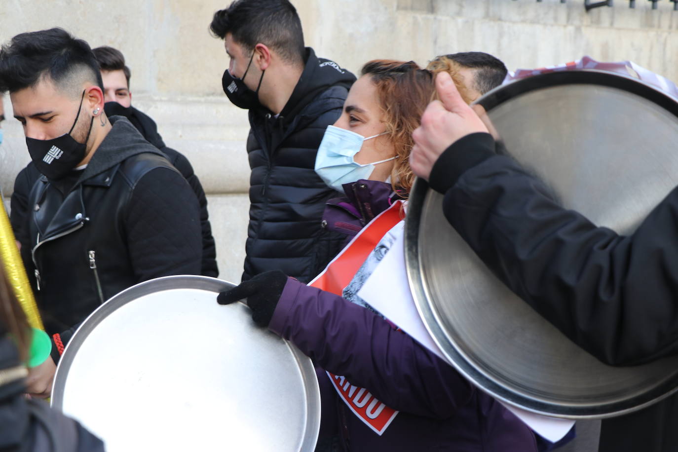 Los hosteleros de León salen a la calle para denunciar «la muerte del sector» y de la propia provincia de León. La hostelería reclama medidas de apoyo urgente para superar una situación crítica. 