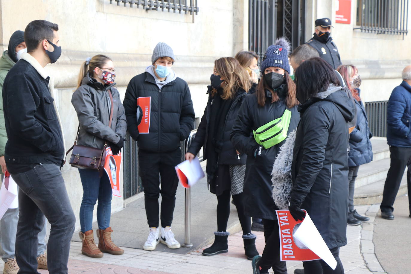 Los hosteleros de León salen a la calle para denunciar «la muerte del sector» y de la propia provincia de León. La hostelería reclama medidas de apoyo urgente para superar una situación crítica. 