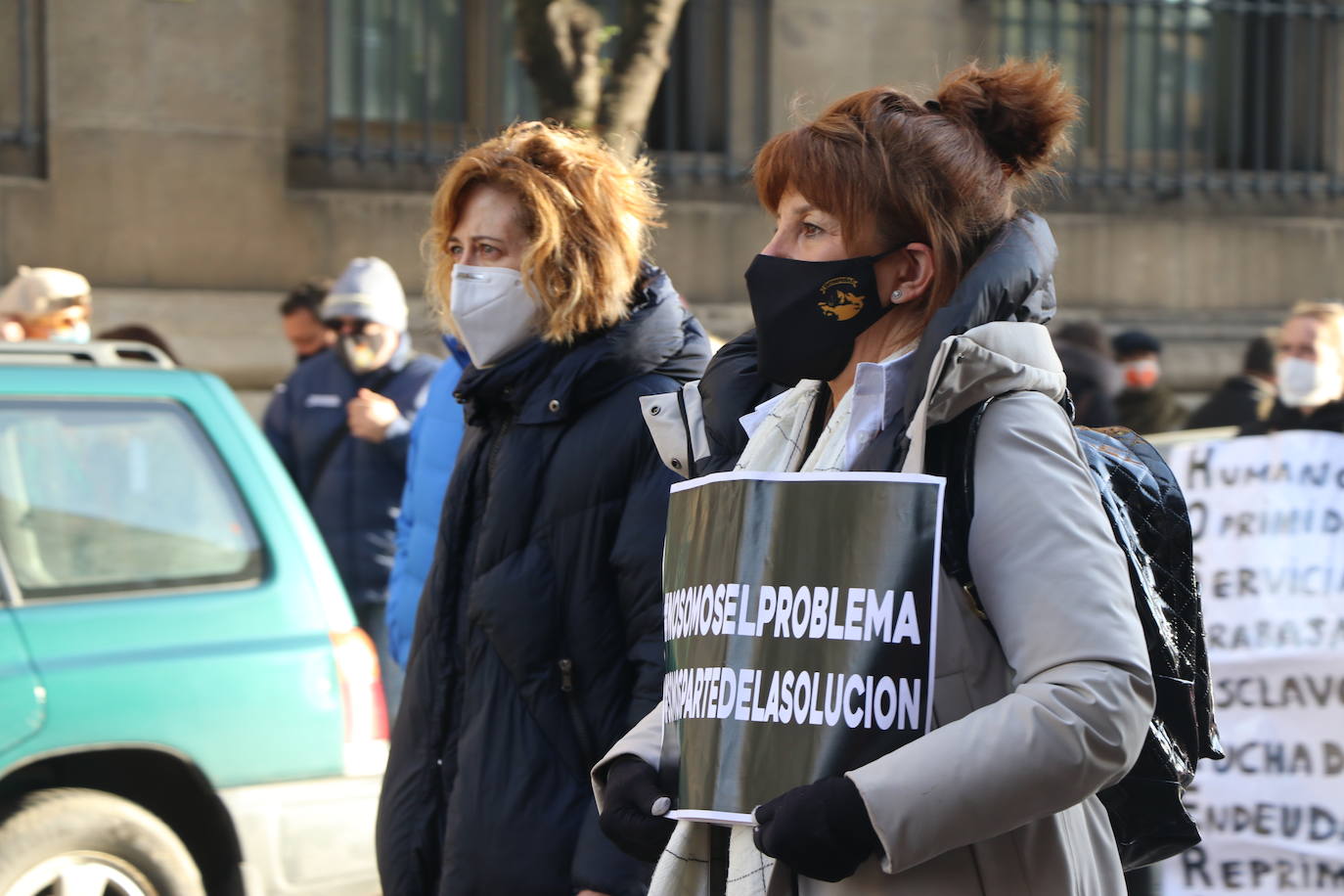 Los hosteleros de León salen a la calle para denunciar «la muerte del sector» y de la propia provincia de León. La hostelería reclama medidas de apoyo urgente para superar una situación crítica. 