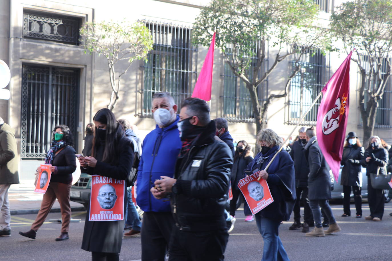 Los hosteleros de León salen a la calle para denunciar «la muerte del sector» y de la propia provincia de León. La hostelería reclama medidas de apoyo urgente para superar una situación crítica. 