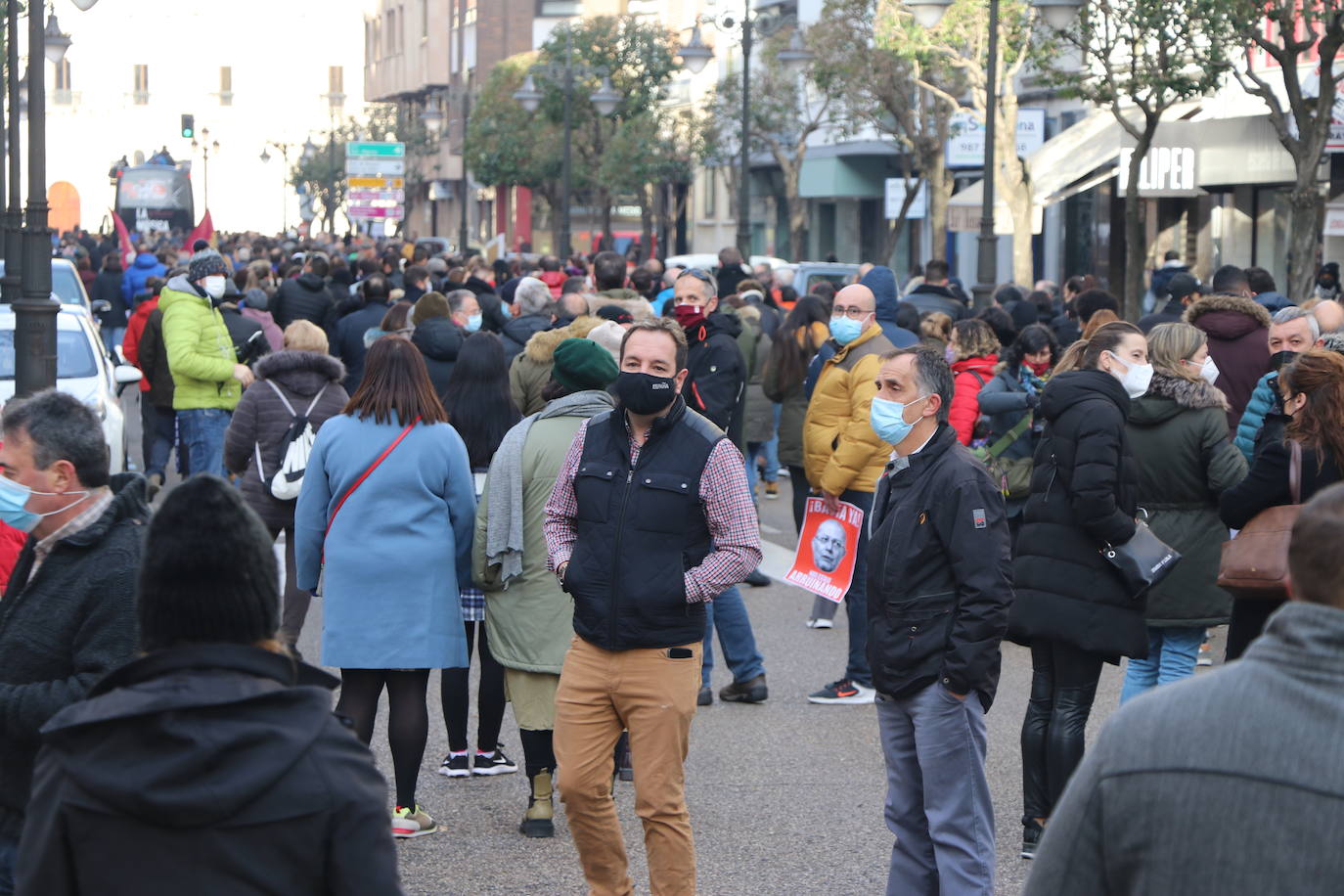 Los hosteleros de León salen a la calle para denunciar «la muerte del sector» y de la propia provincia de León. La hostelería reclama medidas de apoyo urgente para superar una situación crítica. 