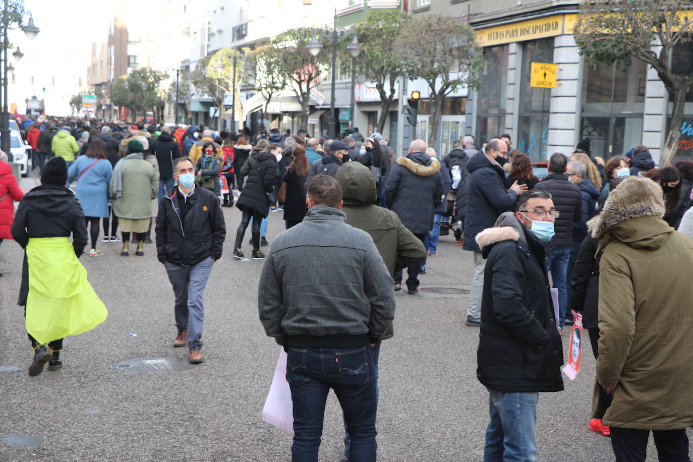 Los hosteleros de León salen a la calle para denunciar «la muerte del sector» y de la propia provincia de León. La hostelería reclama medidas de apoyo urgente para superar una situación crítica. 