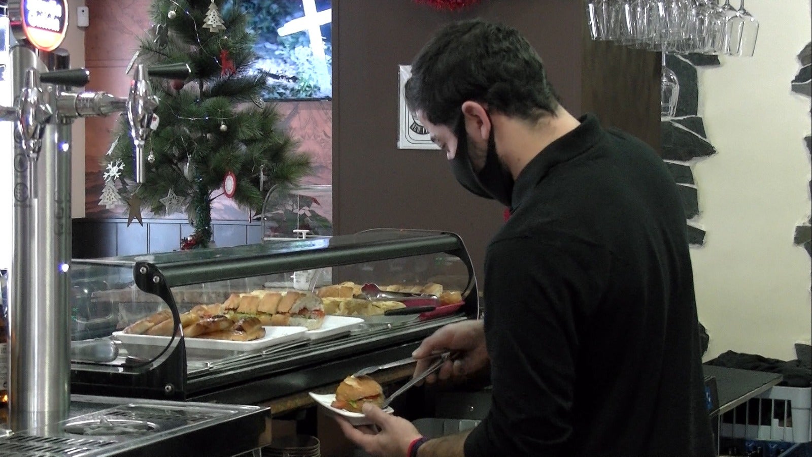 Un bar de la provincia, con clientela este viernes. 