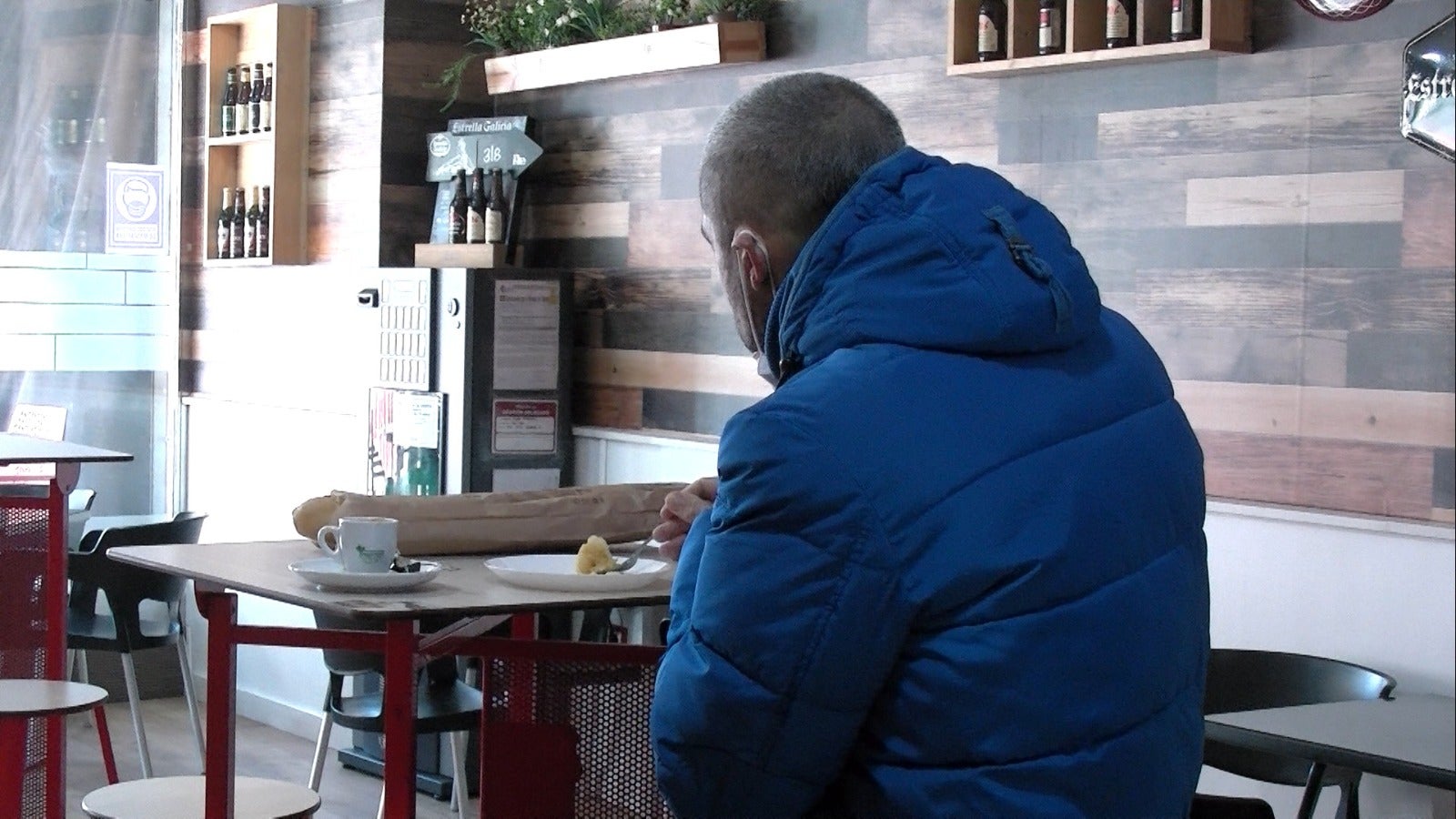 Imagen principal - Detalles de la reapertura de los bares en Eras. 