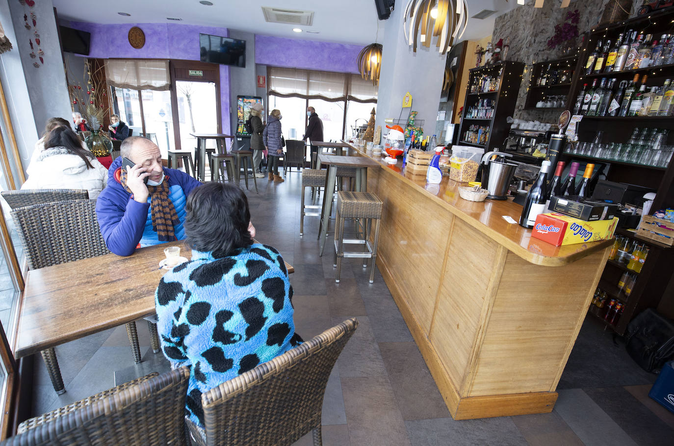 Un bar de la provincia, con clientela este viernes. 