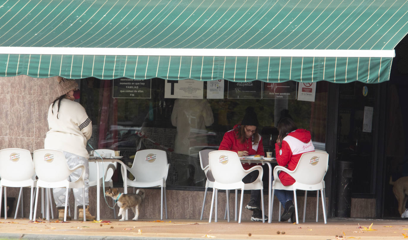 Un bar de la provincia, con clientela este viernes. 