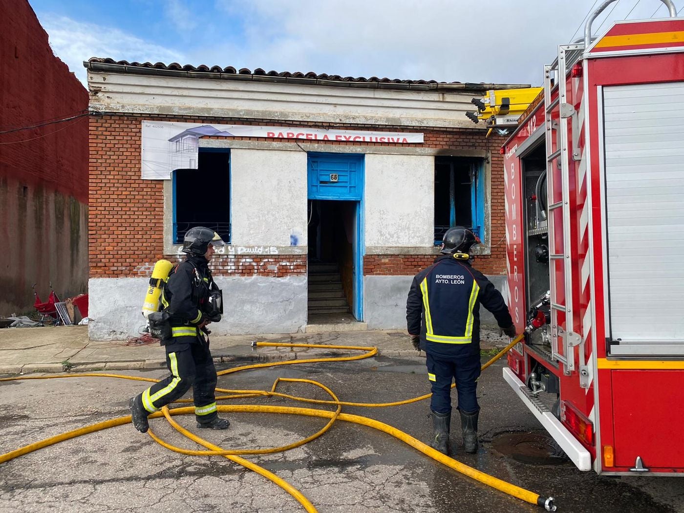 El incendio en una casa 'okupada' obliga a intervenir a Bomberos León. El fuego ha devorado el interior de la vivienda y pudo ocasionarse debido a un enganche ilegal de la luz. 