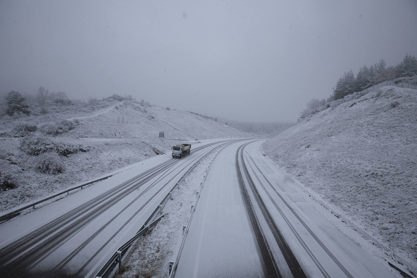 León recibe las primeras nevadas y mantiene la alerta amarilla por tormentas de 15 centímetros. En las imágenes, temporal de nieve en el Bierzo.