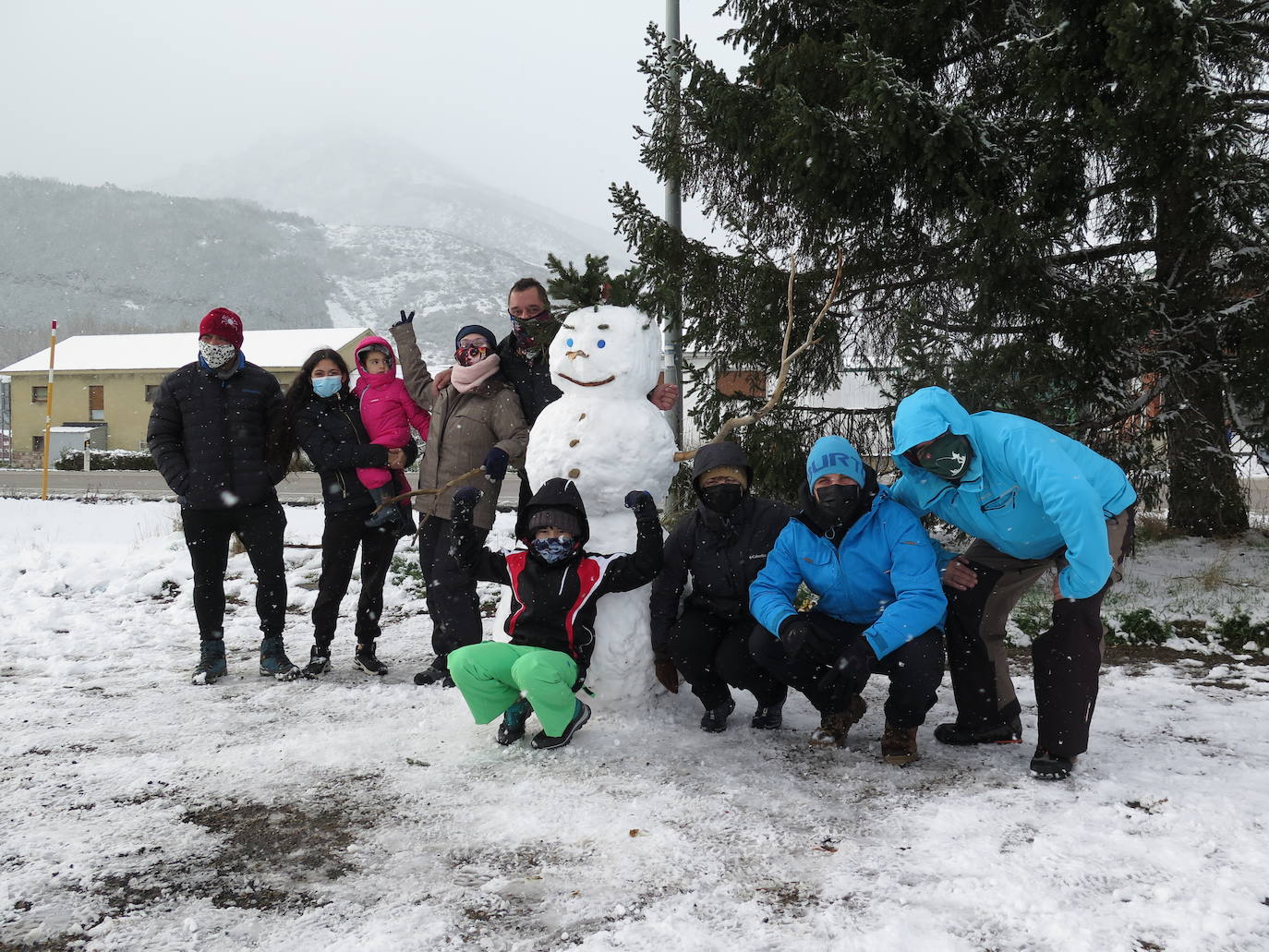 La nieve sobre Villamanín dejó bonitas estampas. 