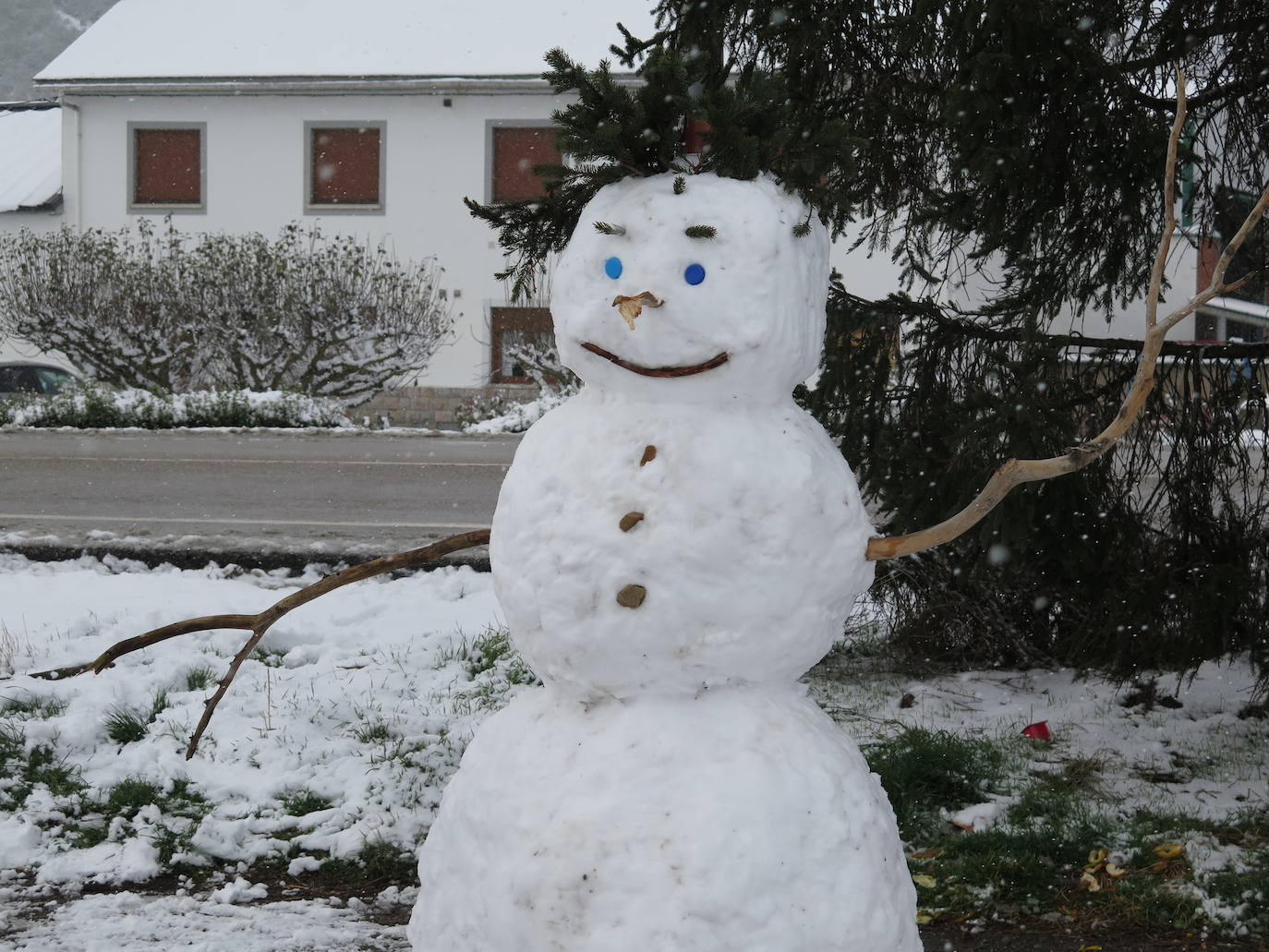 La nieve sobre Villamanín dejó bonitas estampas. 