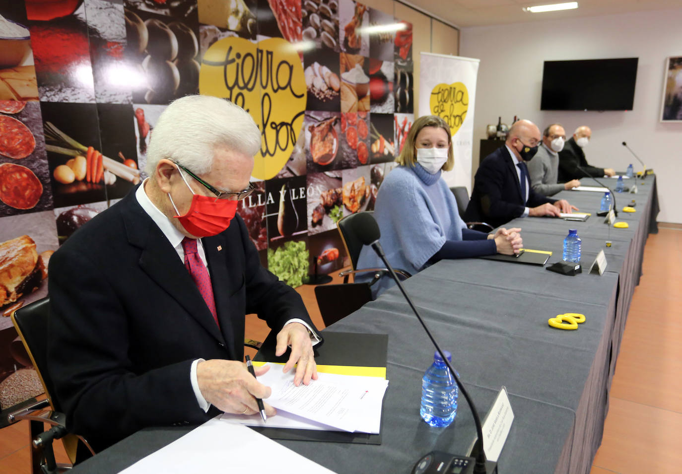 Fotos: La Junta presenta una iniciativa de colaboración con la Federación del Banco de Alimentos, Cáritas y Cruz Roja