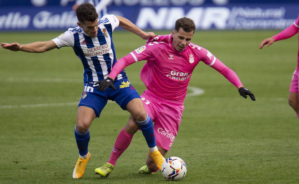 Lance del partido disputado en el Toralín entre Ponferradina y Las Palmas.