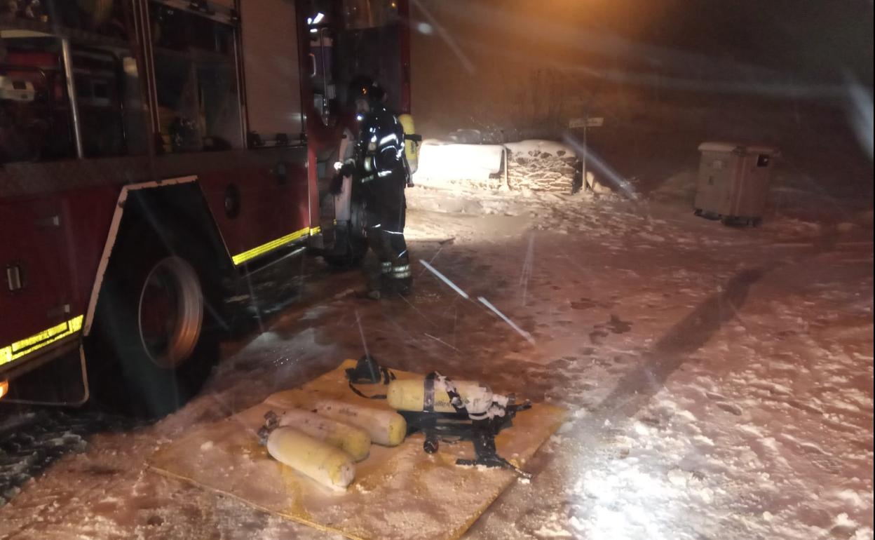 Los Bomberos de Ponferrada, durante la intervención. 