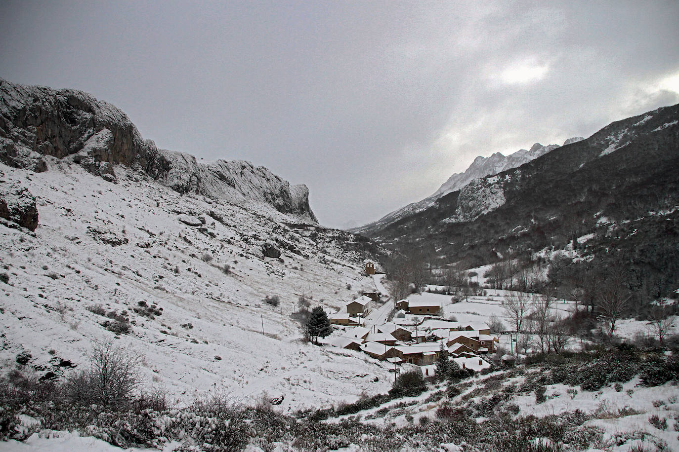 La nieve deja impactantes imágenes en la provincia. 