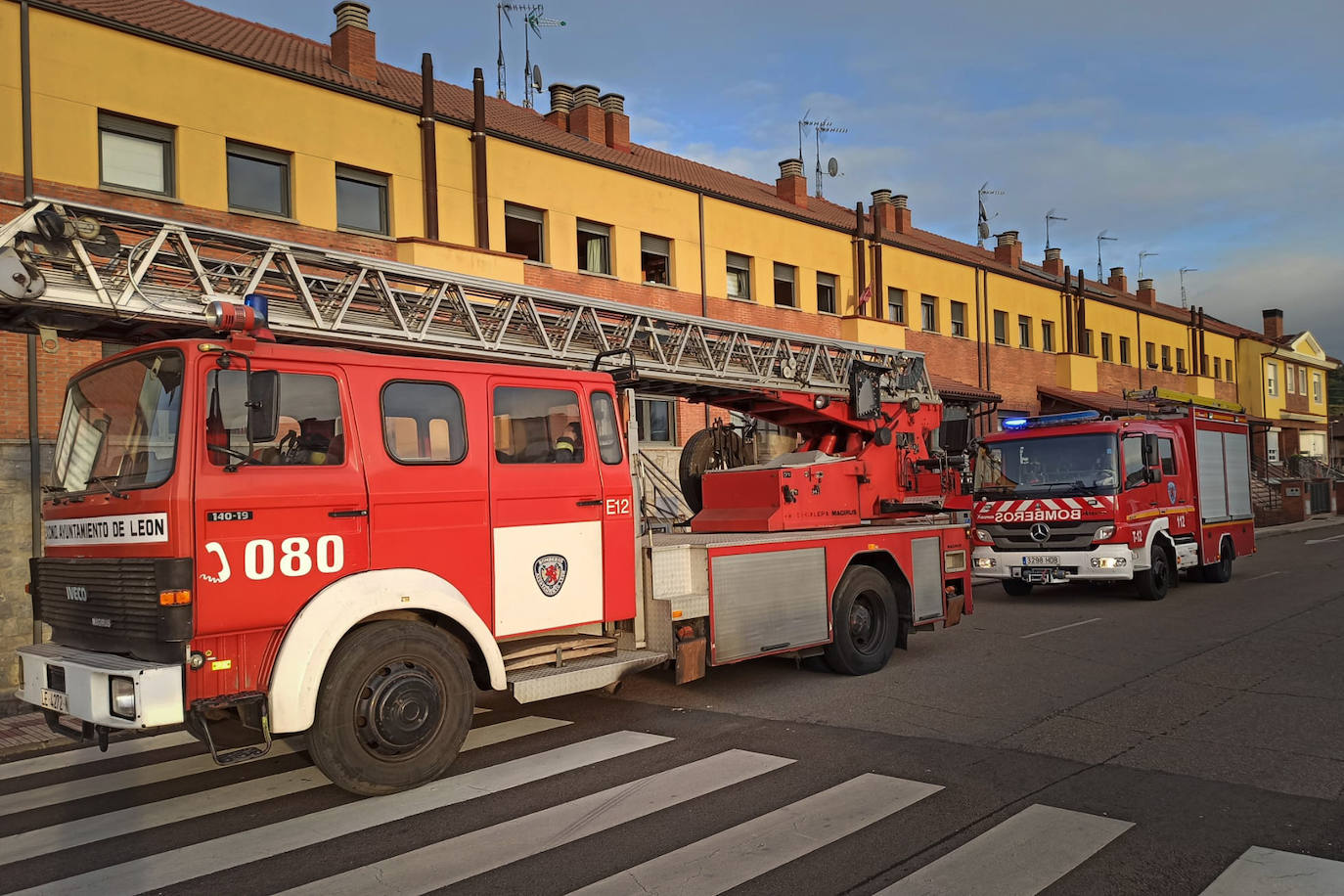 Los Bomberos de León intervienen en un fuego originado en la chimenea de un chalet de Villaobispo