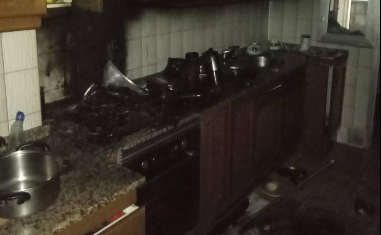 Cocina donde se originó el fuego en Ponferrada.