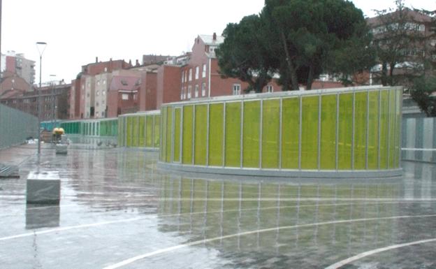 Galería. Los cilindros de colores sobre la estructura ferroviaria.