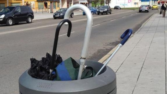 Paraguas en la basura rotos por el viento. 