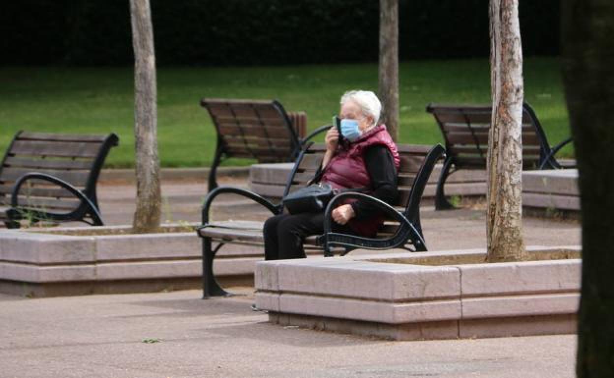 Una mujer conversa por teléfono en León capital.