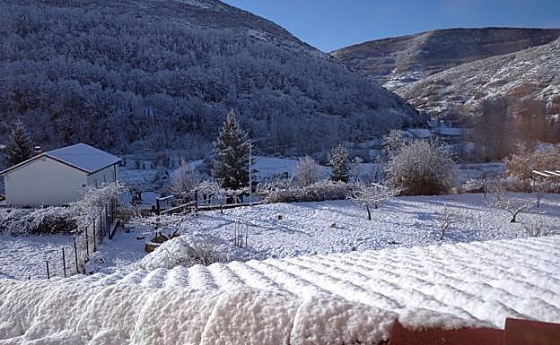 Galería. Los tejados de Matueca se llenan de blanco.
