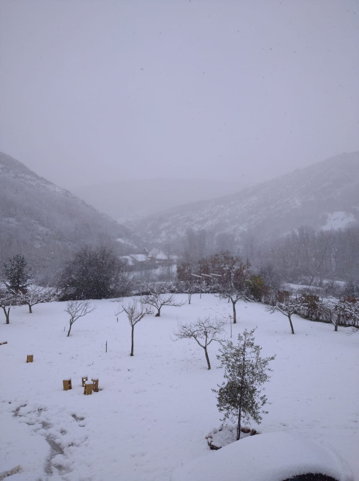 La nieve se apodera del entorno de la localidad en apenas unos minutos tras amanecer con un radiante sol.
