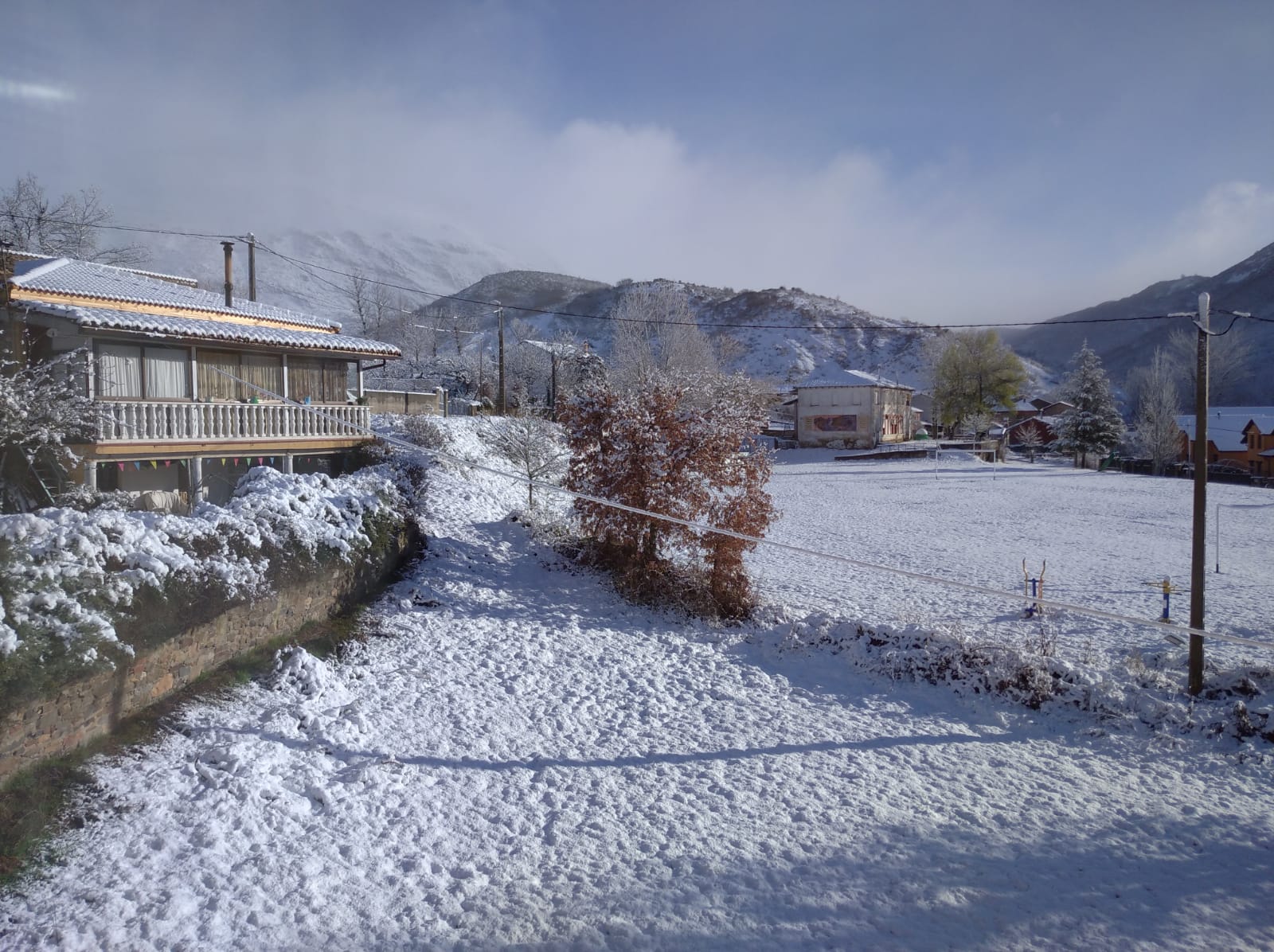 La nieve se apodera del entorno de la localidad en apenas unos minutos tras amanecer con un radiante sol.