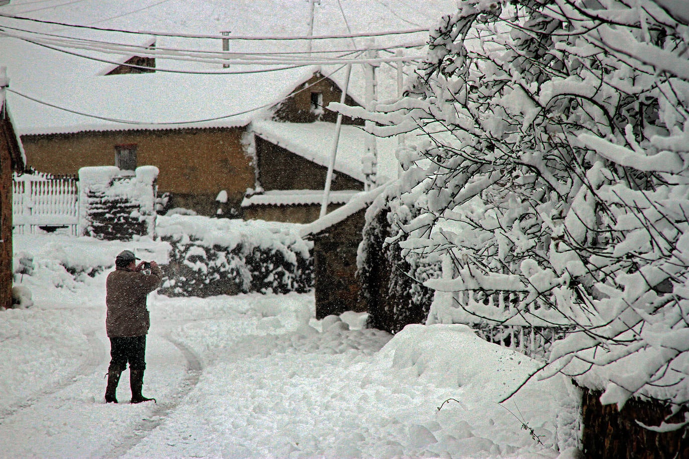 Las zonas altas de la provincia se mantienen cubiertas de blanco tras un nuevo frente frío este martes.