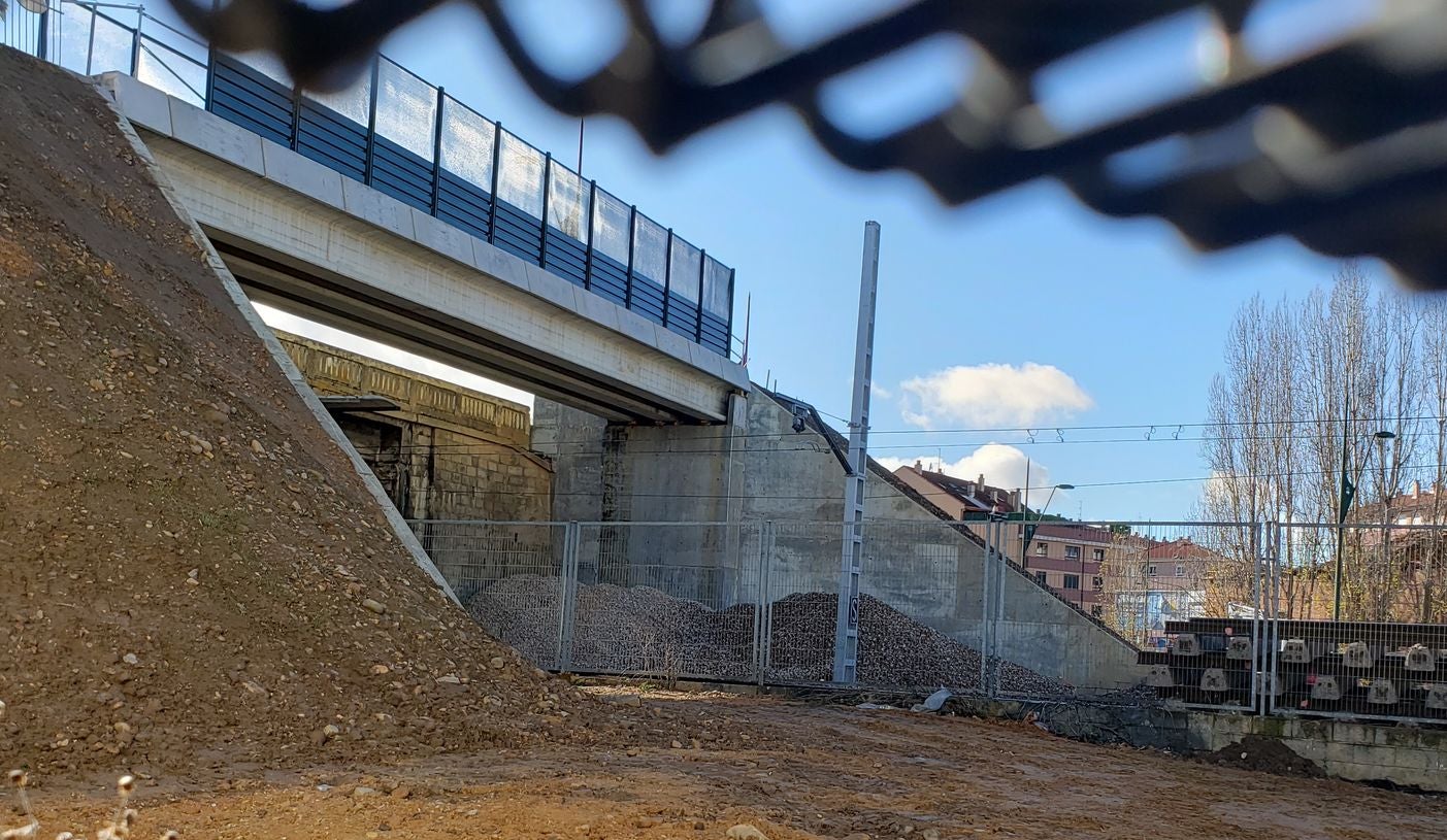 Trobajo del Camino y el puente inservible para el paso del AVE. Los más de 10.000 vehículos que cada día se desplazan entre León y San Andrés tendrán que desviarse ante la necesidad de demoler en las próximas semanas el puente de Párroco Pablo Diez. La nueva normativa de seguridad tras el accidente del AVE en Angrois obliga a demoler la abrupta estructura. 