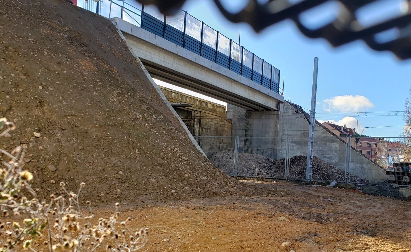 Trobajo del Camino y el puente inservible para el paso del AVE. Los más de 10.000 vehículos que cada día se desplazan entre León y San Andrés tendrán que desviarse ante la necesidad de demoler en las próximas semanas el puente de Párroco Pablo Diez. La nueva normativa de seguridad tras el accidente del AVE en Angrois obliga a demoler la abrupta estructura. 