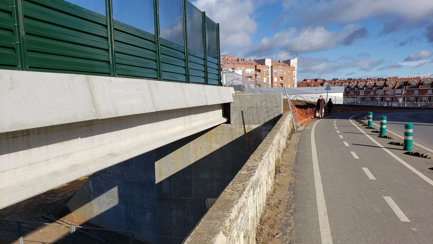 Trobajo del Camino y el puente inservible para el paso del AVE. Los más de 10.000 vehículos que cada día se desplazan entre León y San Andrés tendrán que desviarse ante la necesidad de demoler en las próximas semanas el puente de Párroco Pablo Diez. La nueva normativa de seguridad tras el accidente del AVE en Angrois obliga a demoler la abrupta estructura. 