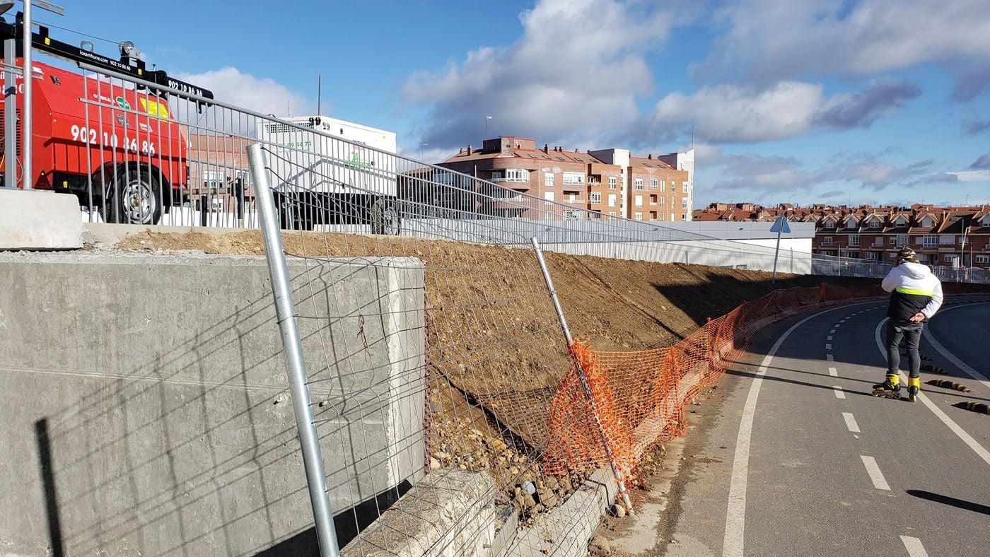 Trobajo del Camino y el puente inservible para el paso del AVE. Los más de 10.000 vehículos que cada día se desplazan entre León y San Andrés tendrán que desviarse ante la necesidad de demoler en las próximas semanas el puente de Párroco Pablo Diez. La nueva normativa de seguridad tras el accidente del AVE en Angrois obliga a demoler la abrupta estructura. 