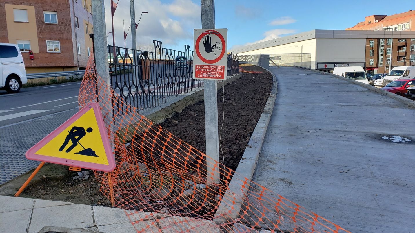 Trobajo del Camino y el puente inservible para el paso del AVE. Los más de 10.000 vehículos que cada día se desplazan entre León y San Andrés tendrán que desviarse ante la necesidad de demoler en las próximas semanas el puente de Párroco Pablo Diez. La nueva normativa de seguridad tras el accidente del AVE en Angrois obliga a demoler la abrupta estructura. 