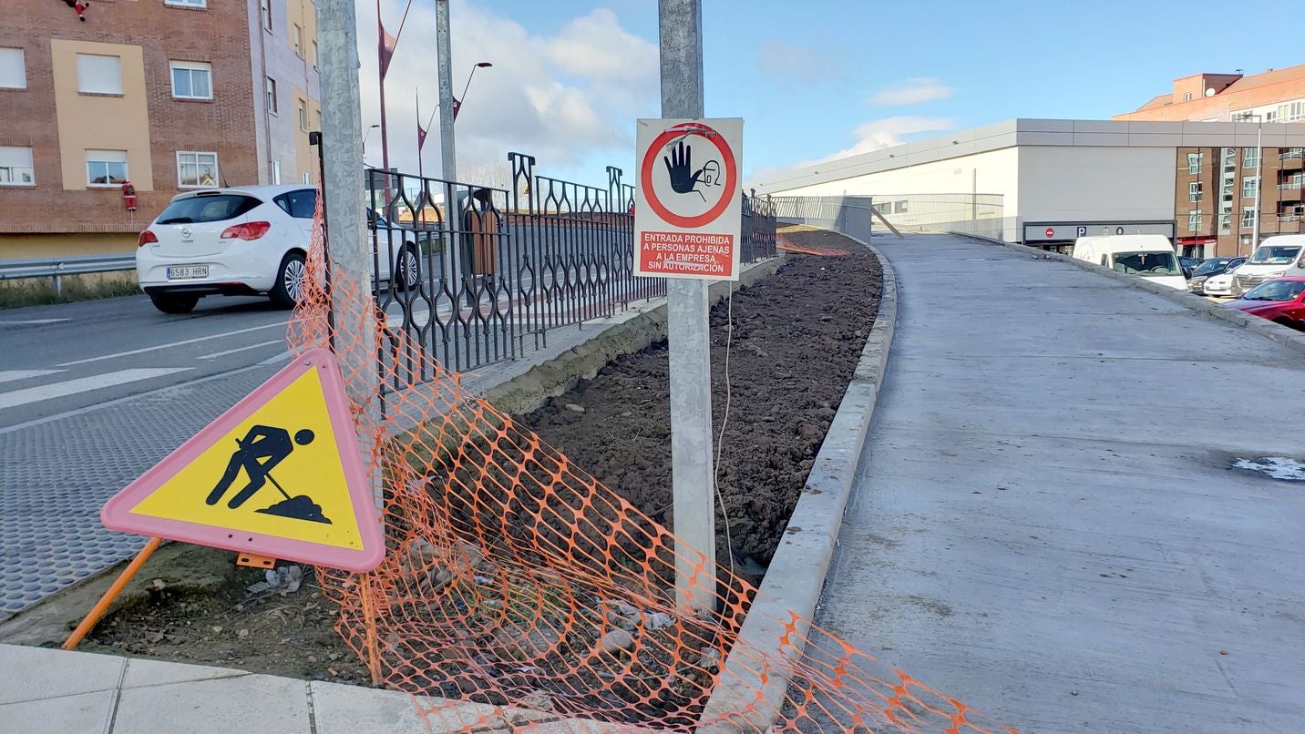 Trobajo del Camino y el puente inservible para el paso del AVE. Los más de 10.000 vehículos que cada día se desplazan entre León y San Andrés tendrán que desviarse ante la necesidad de demoler en las próximas semanas el puente de Párroco Pablo Diez. La nueva normativa de seguridad tras el accidente del AVE en Angrois obliga a demoler la abrupta estructura. 