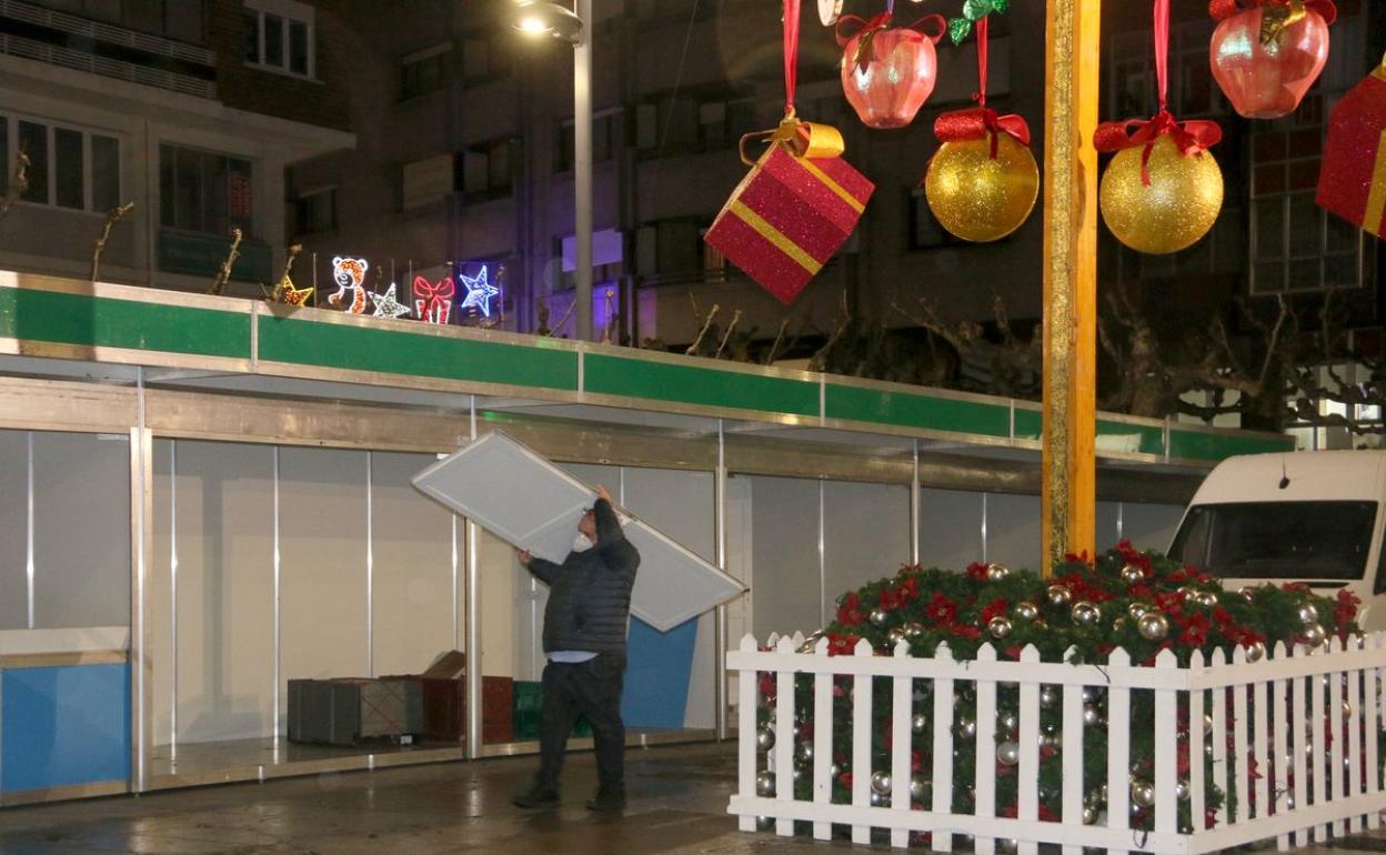 Montaje de los expositores de esta feria en la Plaza de las Cortes.