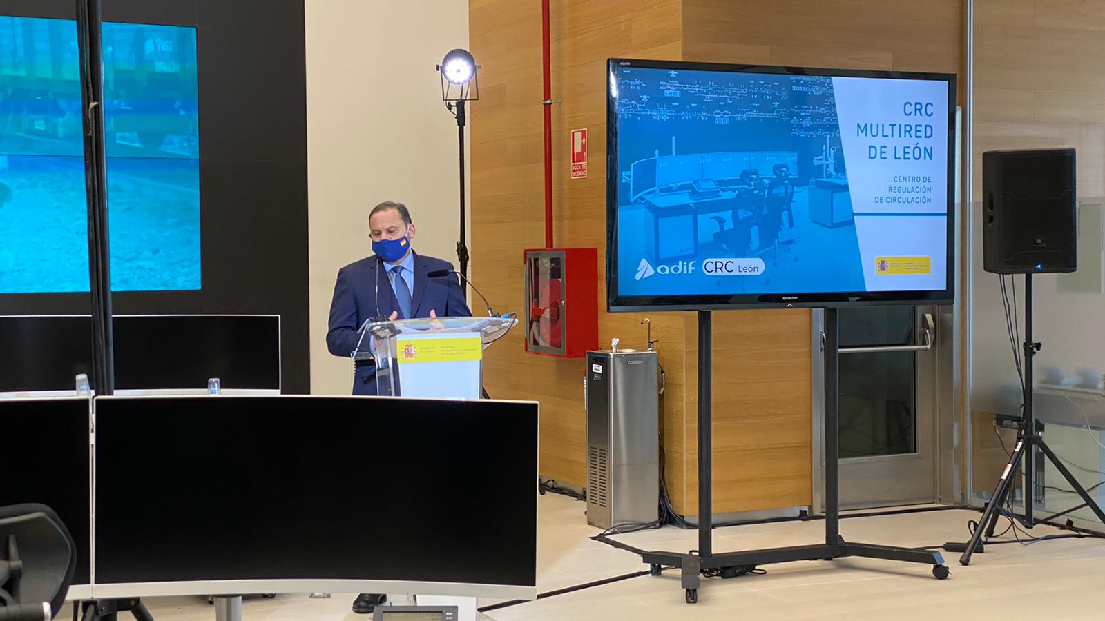 El ministro de Transportes, Movilidad y Agenda Urbana, José Luis Ábalos, preside la puesta en servicio del Centro de Regulación de Circulación (CRC) de León, con el delegado del Gobierno en Castilla y León, Javier Izquierdo, el consejero de Fomento y Medio Ambiente, Juan Carlos Suárez-Quiñones, y el alcalde de León, José Antonio Diez. 