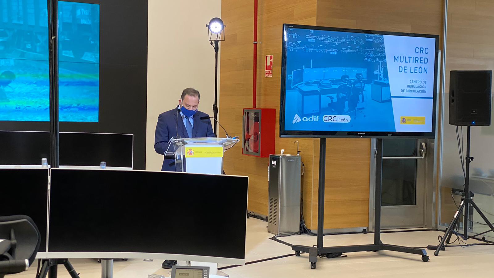 El ministro de Transportes, Movilidad y Agenda Urbana, José Luis Ábalos, preside la puesta en servicio del Centro de Regulación de Circulación (CRC) de León, con el delegado del Gobierno en Castilla y León, Javier Izquierdo, el consejero de Fomento y Medio Ambiente, Juan Carlos Suárez-Quiñones, y el alcalde de León, José Antonio Diez. 