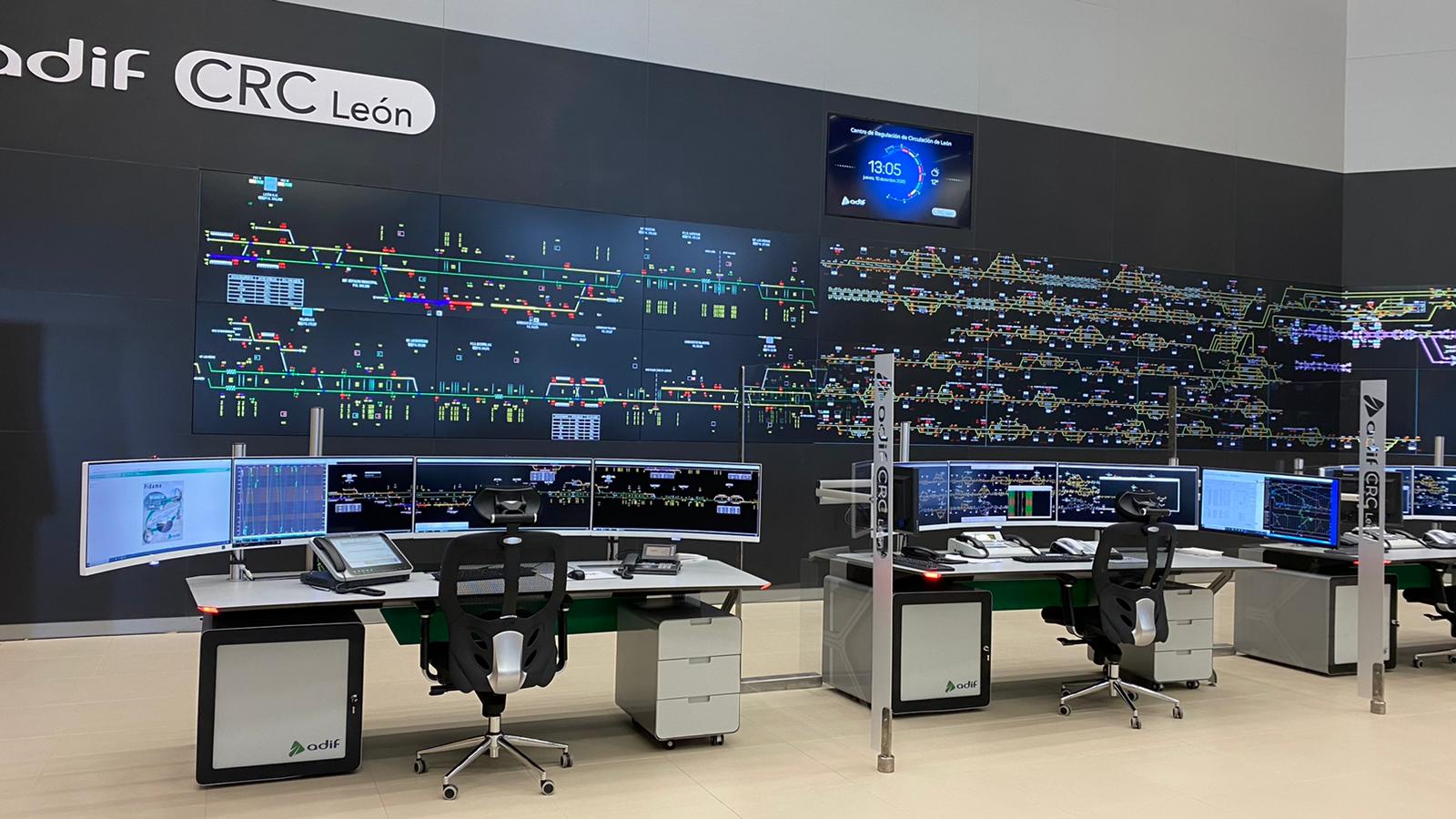El ministro de Transportes, Movilidad y Agenda Urbana, José Luis Ábalos, preside la puesta en servicio del Centro de Regulación de Circulación (CRC) de León, con el delegado del Gobierno en Castilla y León, Javier Izquierdo, el consejero de Fomento y Medio Ambiente, Juan Carlos Suárez-Quiñones, y el alcalde de León, José Antonio Diez. 