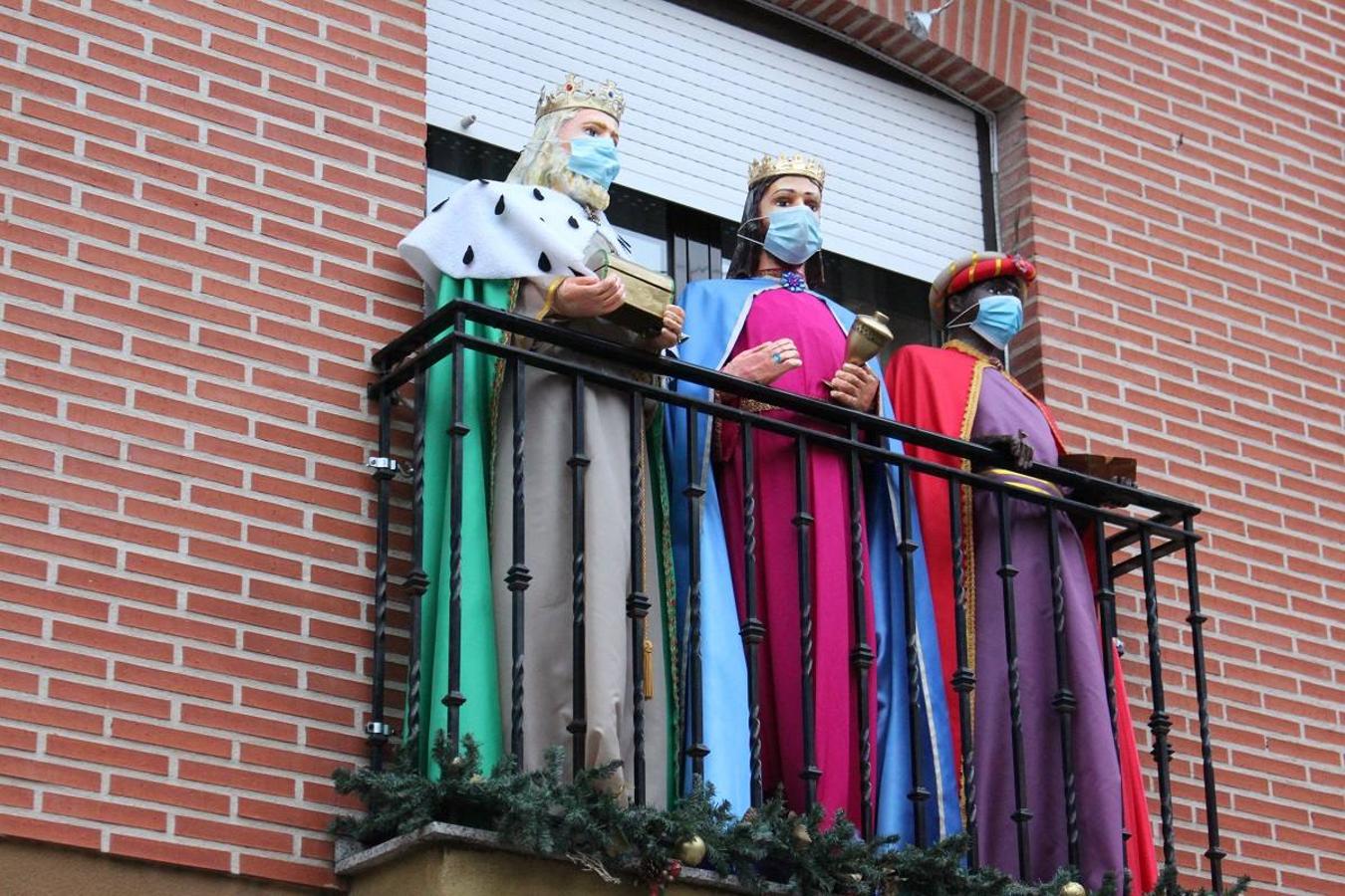 Los Reyes Magos decoran un balcón de León.