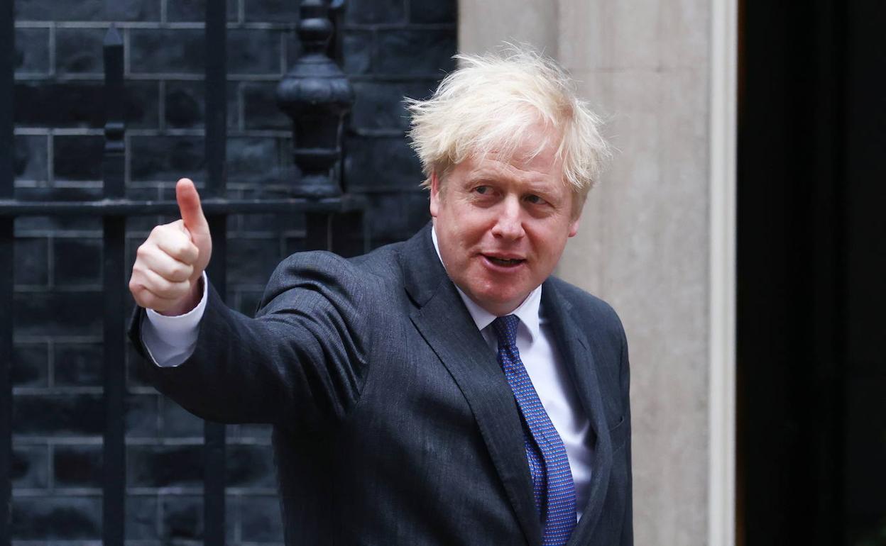 Boris Johnson, este jueves en la puerta de su residencia oficial.