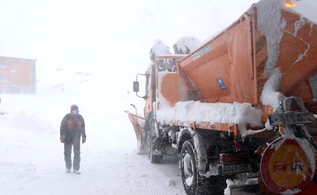 Imagen principal - De izquierda a derecha: 1ºUn hombre pasea junto a una máquina quitanieves, 2º Una de las pistas de San Isidro nevada, 3º Un hombre relizada tareas de acondicionmiento en una de las pistas.