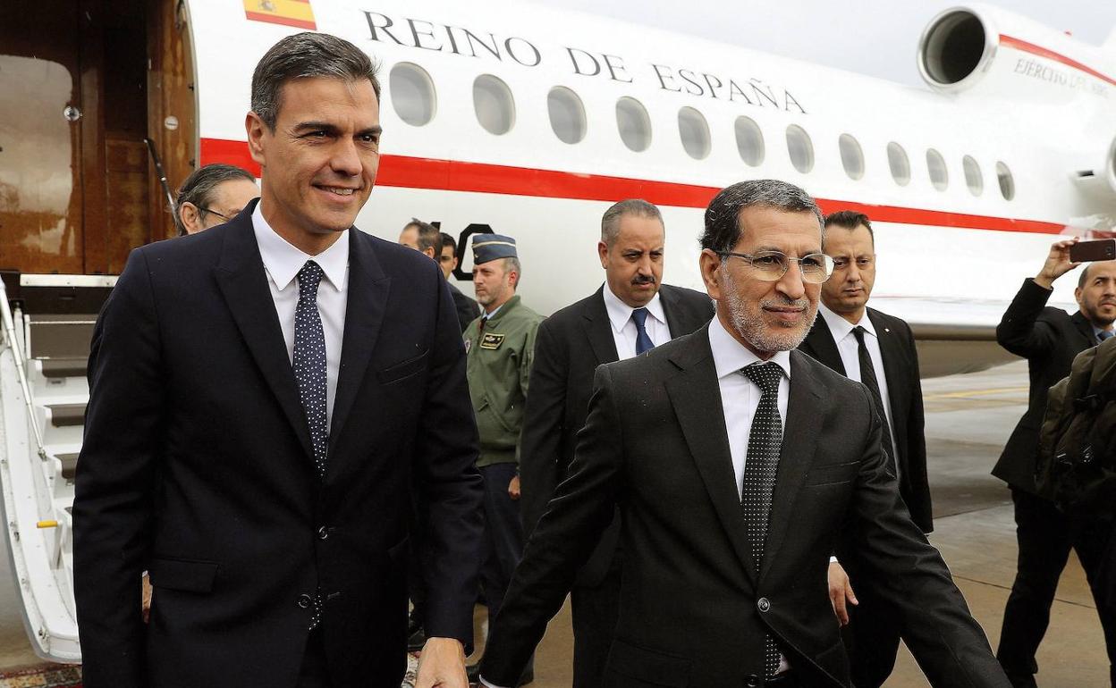 Pedro Sánchez junto al primer ministro marroquí, Saadedín Al Othmani, en noviembre de 2018 en Rabat.