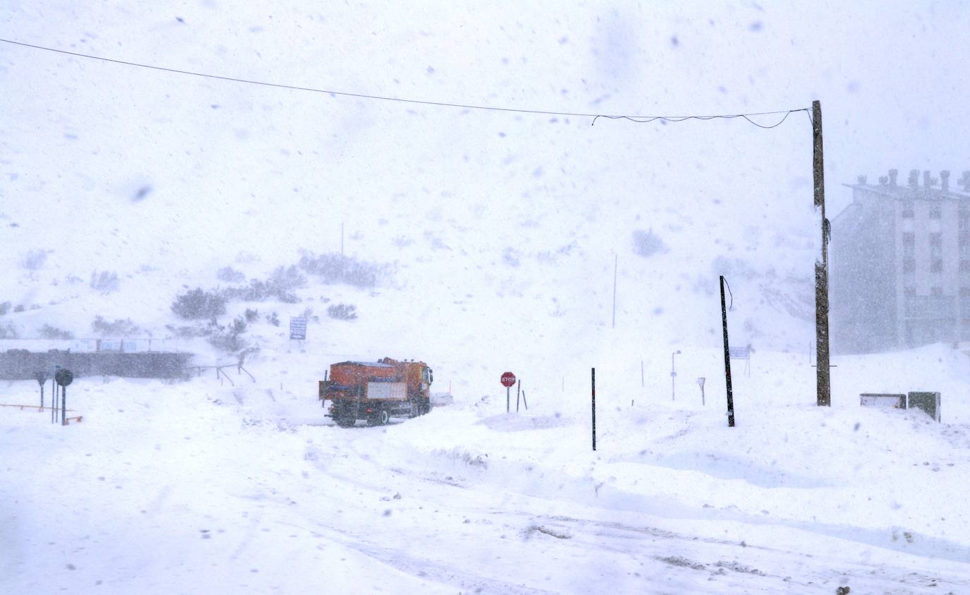 Con la caída de las primeras nevadas ya empiezan los preparativos para una nueva temporada de nieve en la estación de San Isidro