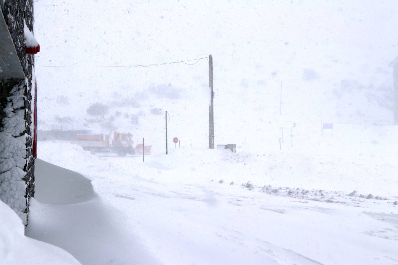 Con la caída de las primeras nevadas ya empiezan los preparativos para una nueva temporada de nieve en la estación de San Isidro