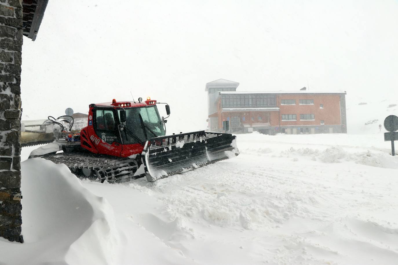 Con la caída de las primeras nevadas ya empiezan los preparativos para una nueva temporada de nieve en la estación de San Isidro