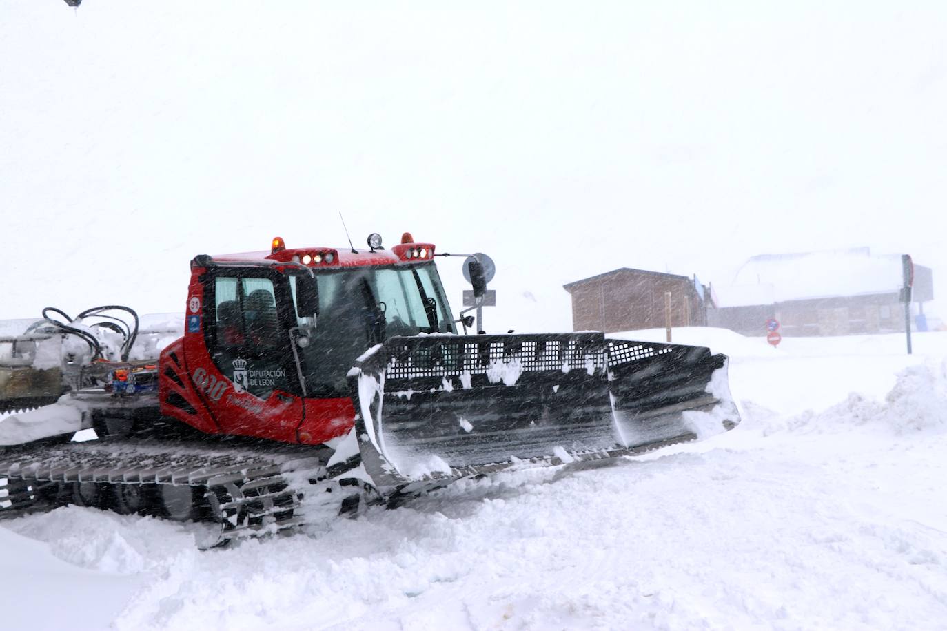 Con la caída de las primeras nevadas ya empiezan los preparativos para una nueva temporada de nieve en la estación de San Isidro