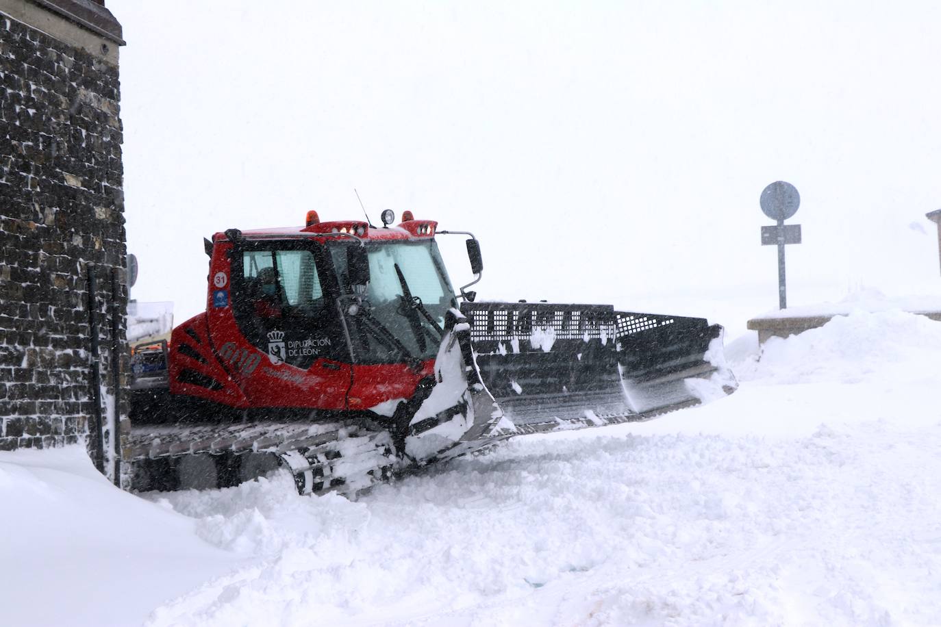 Con la caída de las primeras nevadas ya empiezan los preparativos para una nueva temporada de nieve en la estación de San Isidro