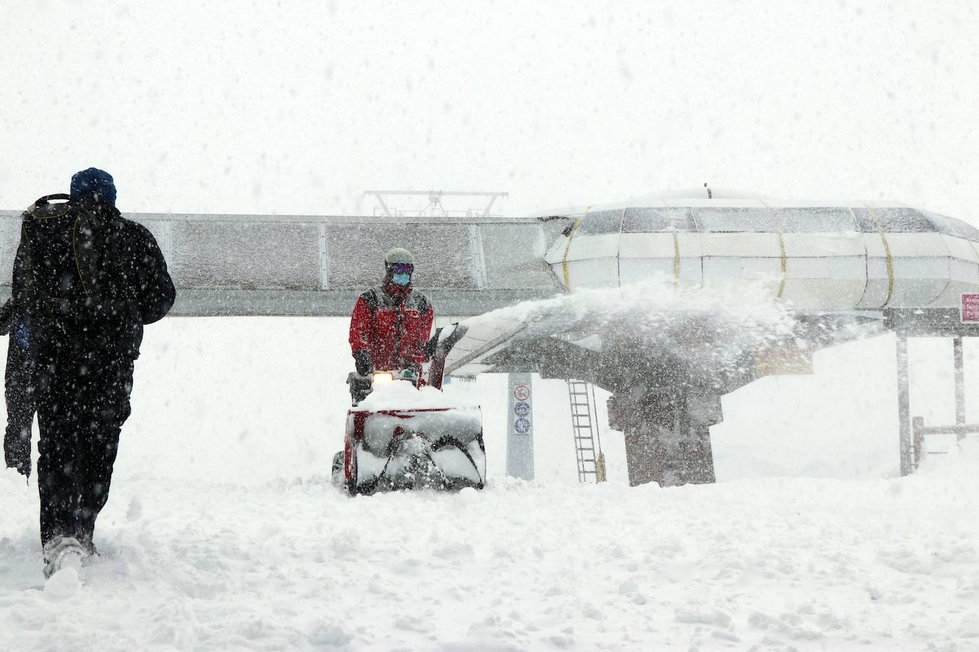 Con la caída de las primeras nevadas ya empiezan los preparativos para una nueva temporada de nieve en la estación de San Isidro