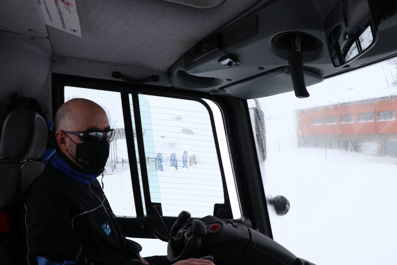 Con la caída de las primeras nevadas ya empiezan los preparativos para una nueva temporada de nieve en la estación de San Isidro