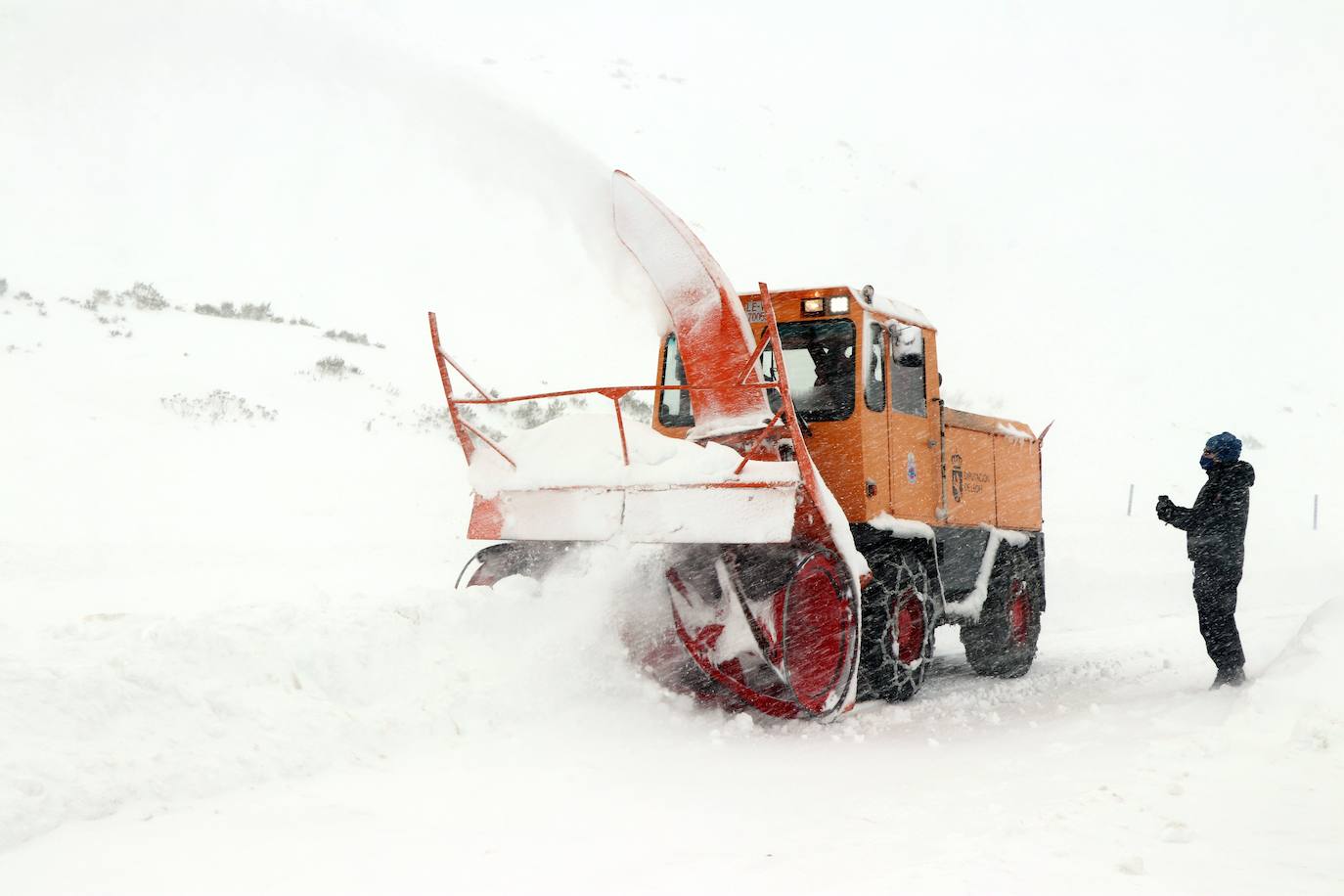Con la caída de las primeras nevadas ya empiezan los preparativos para una nueva temporada de nieve en la estación de San Isidro